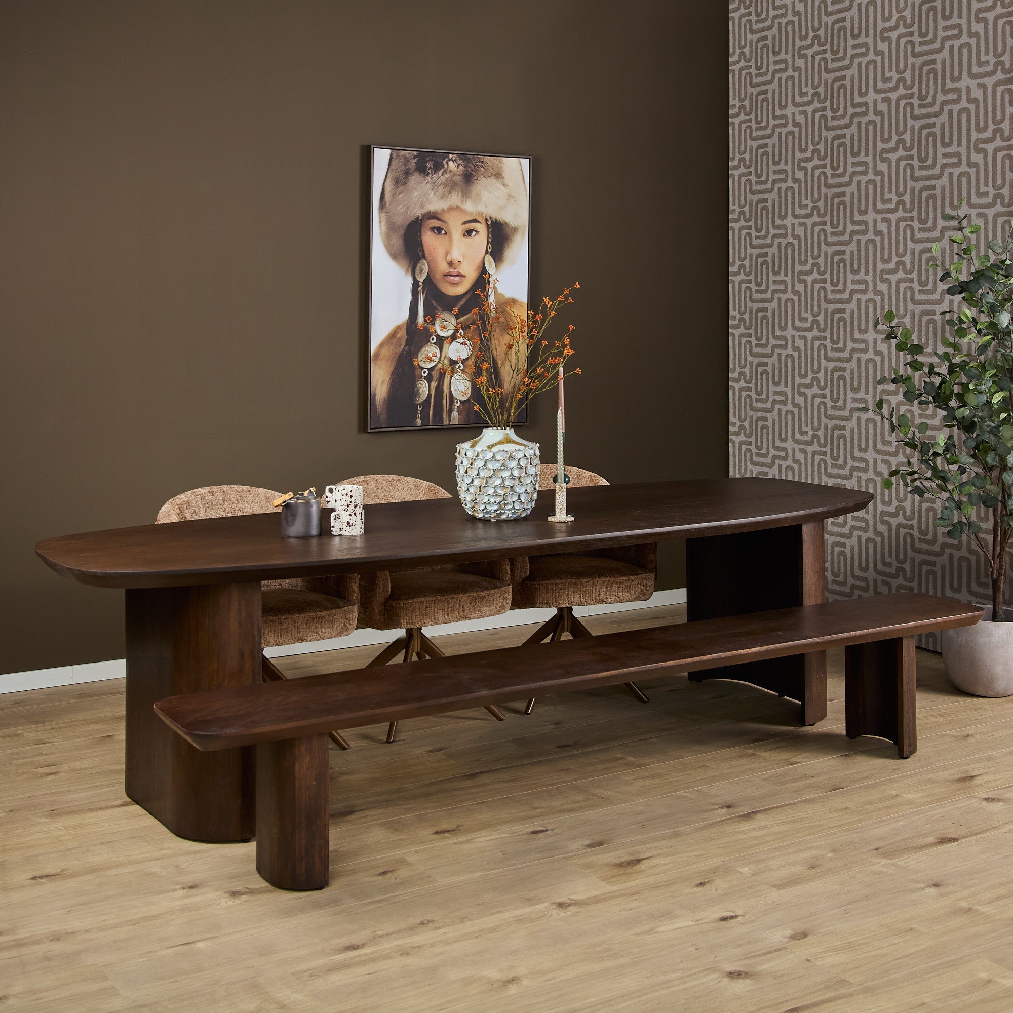 Extra aanzicht van eettafel Maré 300 cm van Starfurn in warm bruin mangohout