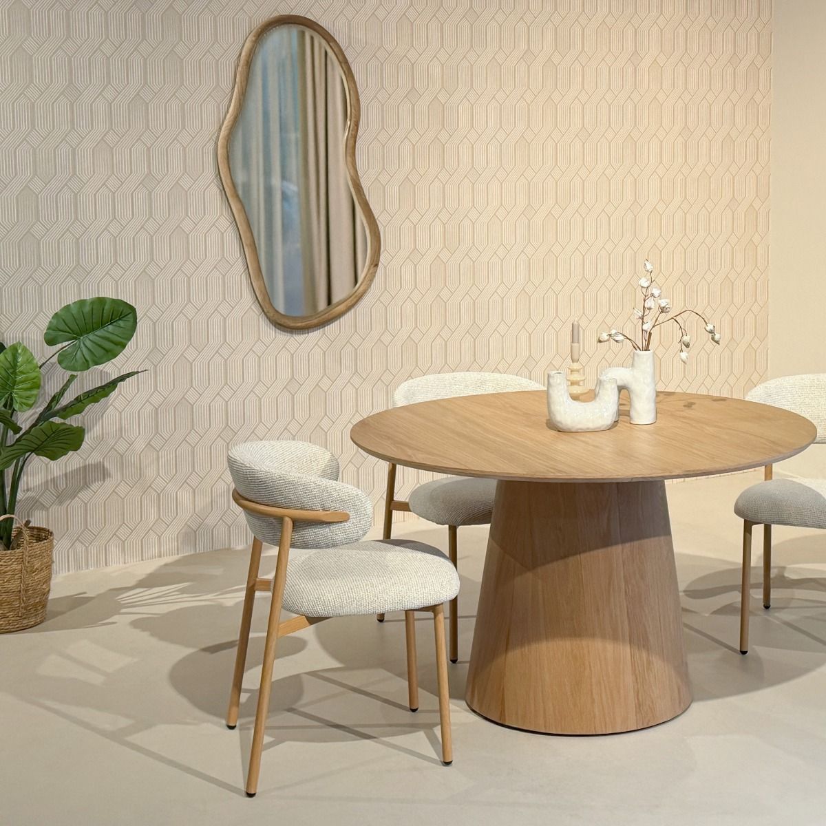 Eettafel Novero naturel Ø130cm in een eetkamer