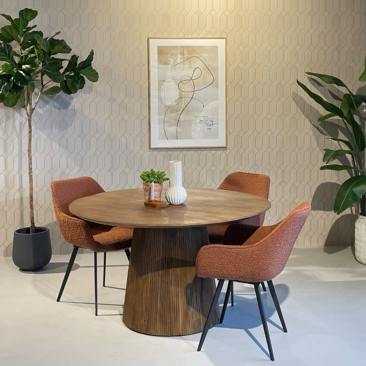 Ronde Salvator eettafel in Pecan met terracotta stoelen in een lichte eetkamer