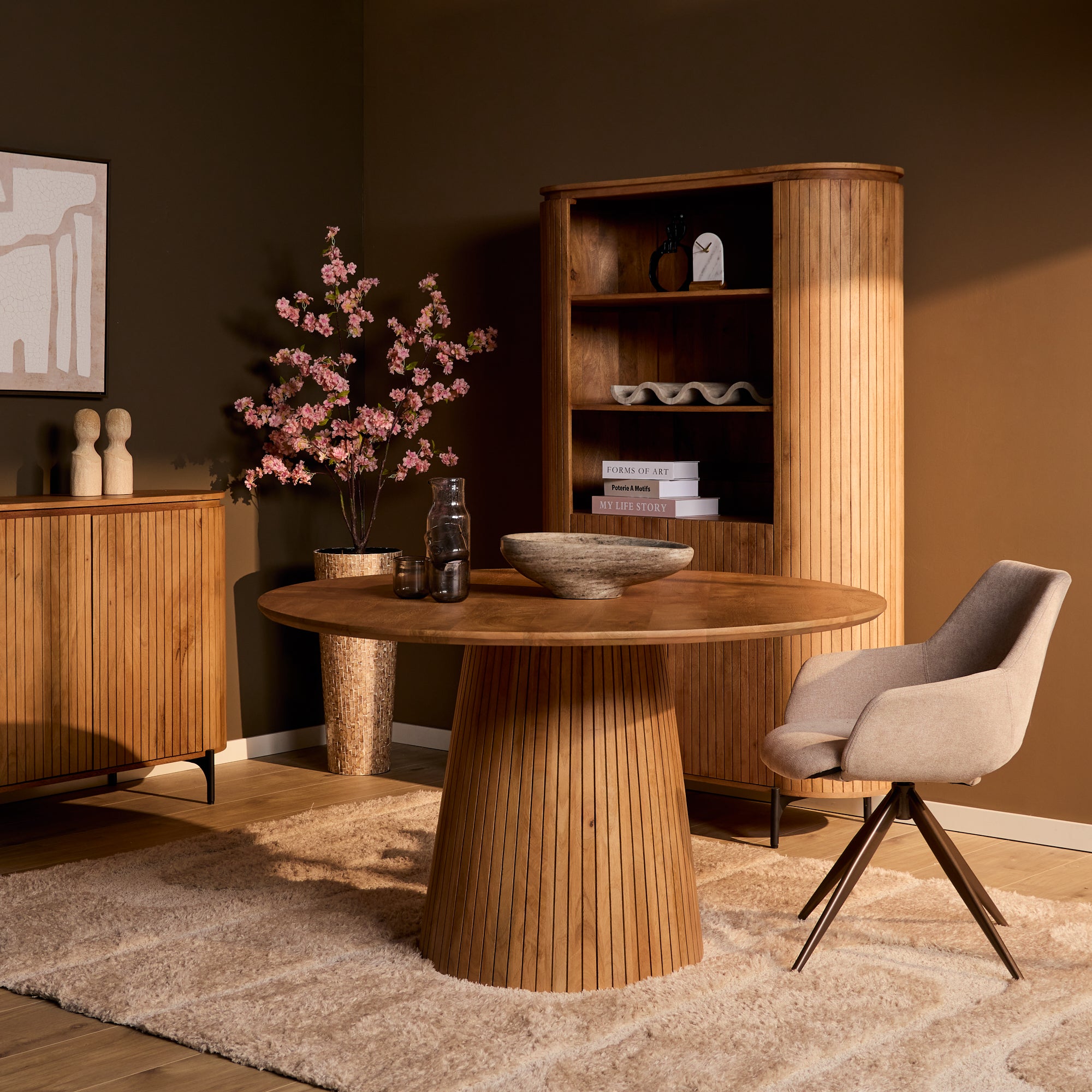 Ronde eettafel Solana van Starfurn in naturel mangohout met een blad van 150 cm doorsnee