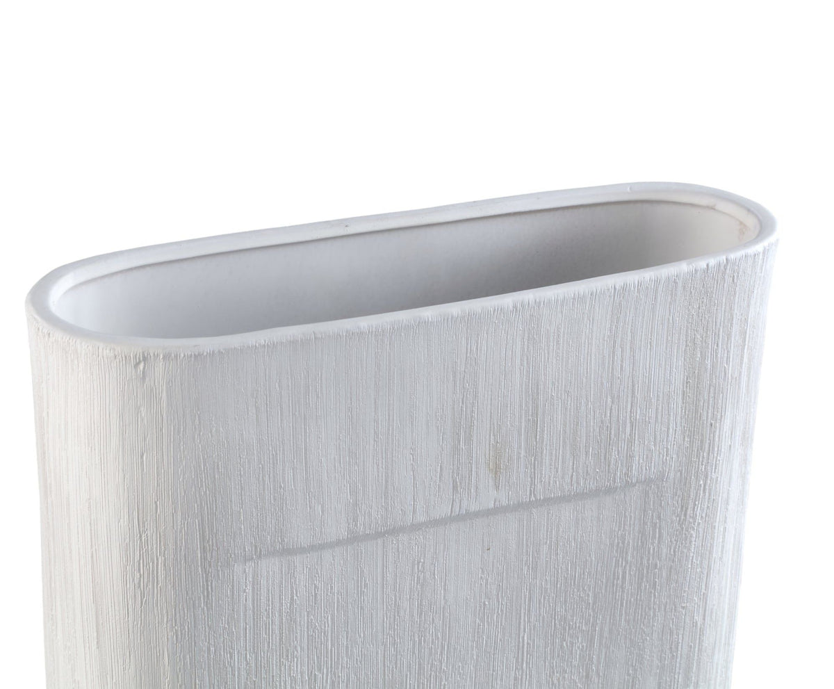 Detail van het lijnenmotief op de witte Elenia pot large van PTMD