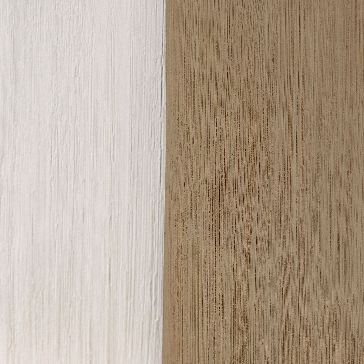 Elenia pot van PTMD in een interieurbeeld, wit keramiek met fijne ribbels