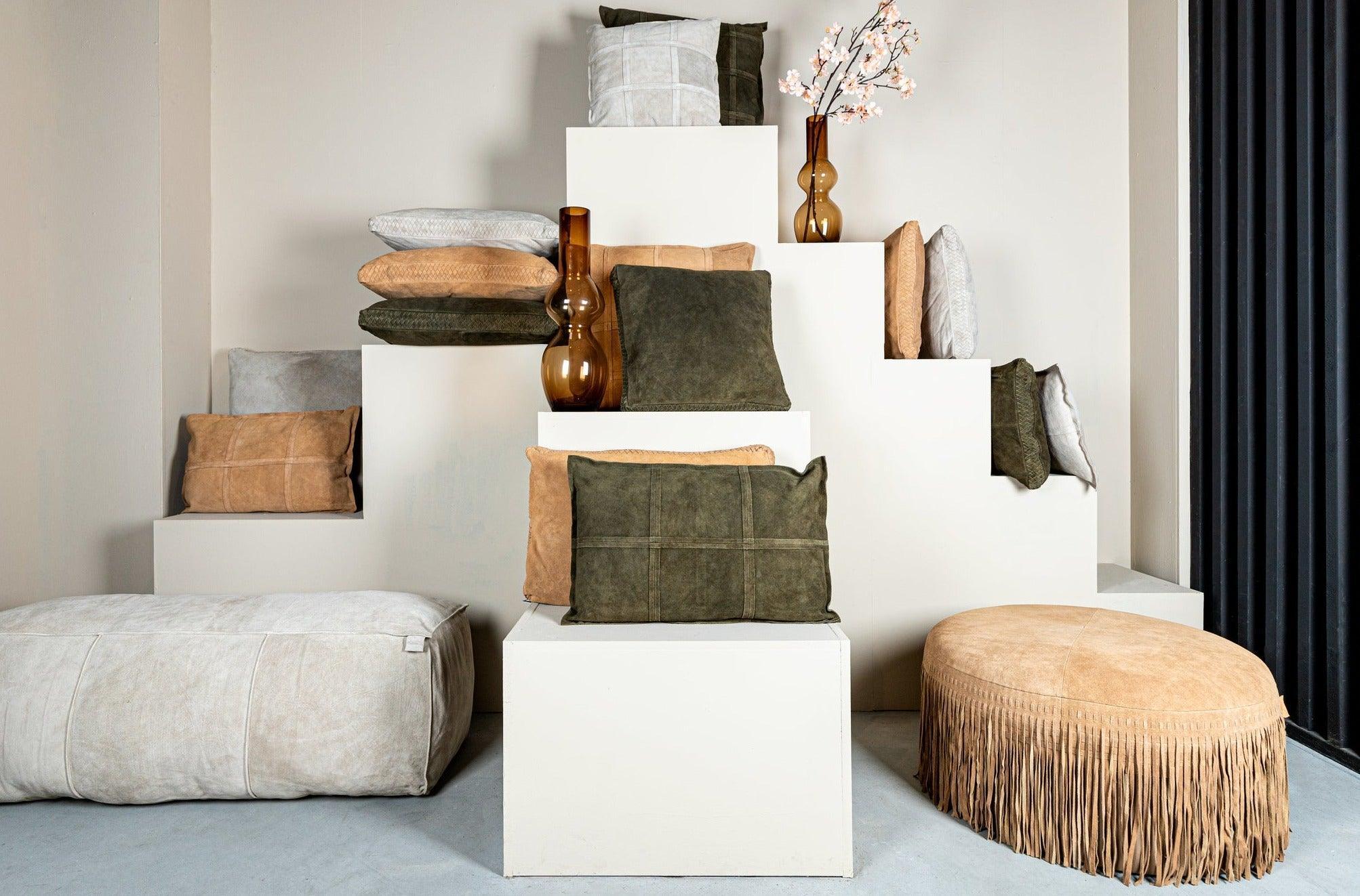 Eleora Camel Suède Leren Poef Fringes Rond Large PTMD - Poef - PTMD - livinglovely.nl