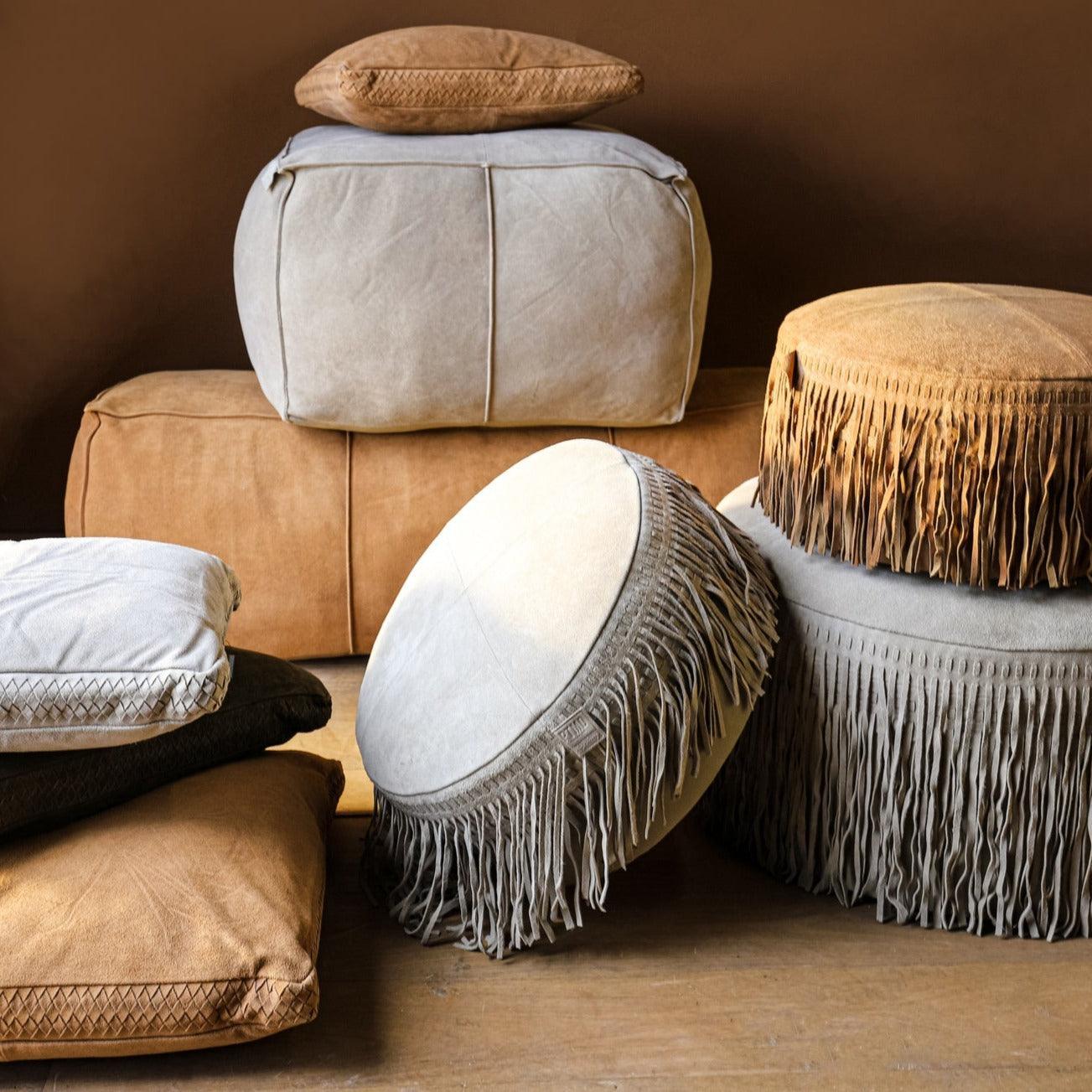 Eleora Camel Suède Leren Poef Fringes Rond Large PTMD - Poef - PTMD - livinglovely.nl