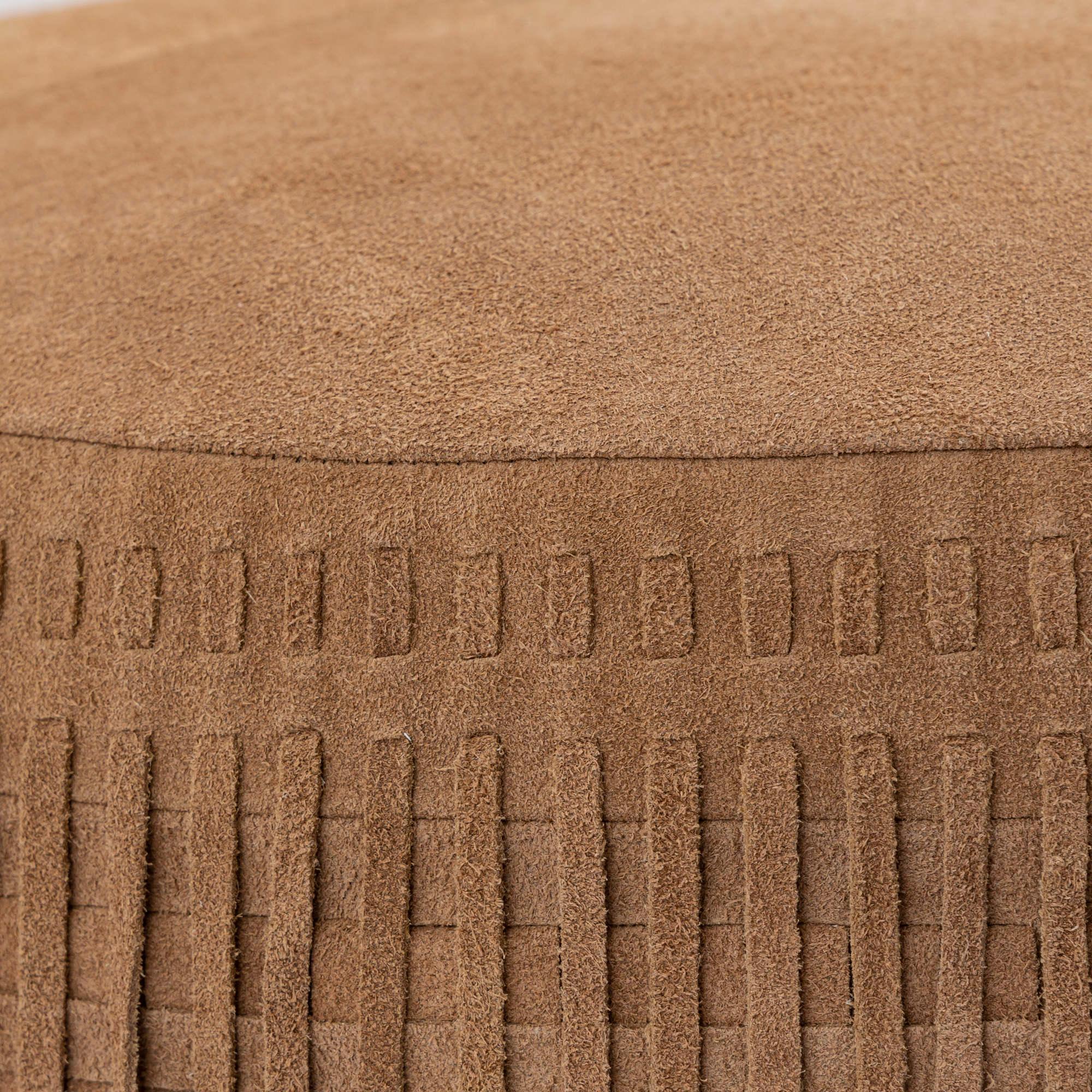 Eleora Camel Suède Leren Poef Fringes Rond Small PTMD - Poef - PTMD - livinglovely.nl