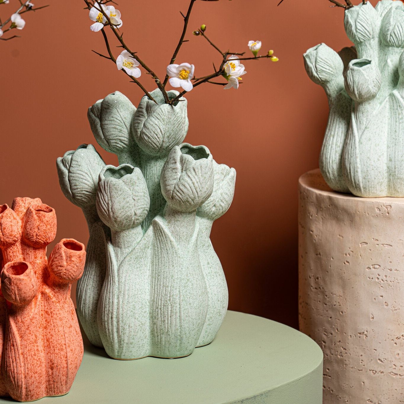 Ellodie Cream Ceramic Tulip Shaped Tulip Vase M van PTMD, sfeerfoto gecombineerd met andere Ellodie vazen