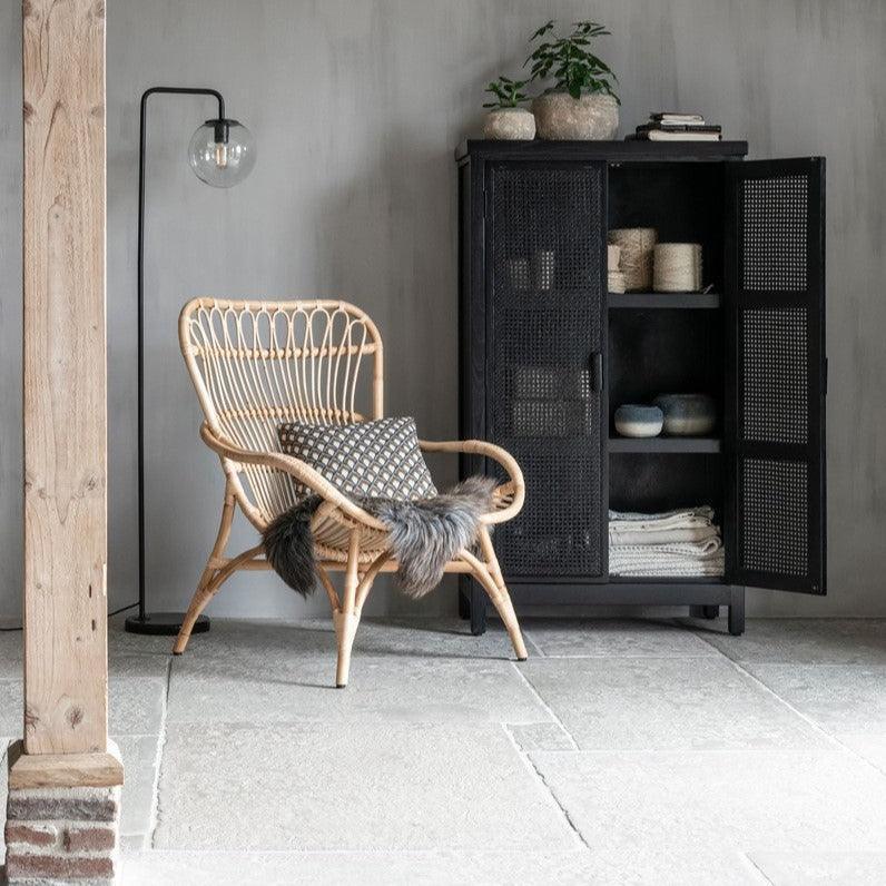 Rotan fauteuil met open vlechtwerk vooraanzicht MUST Living