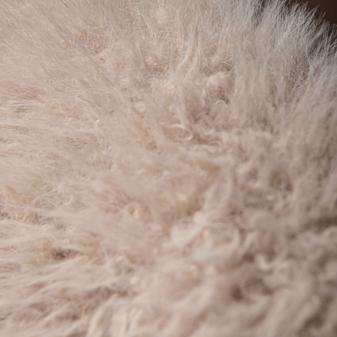 Beige Franklyn fauteuil van PTMD in een lichte zithoek