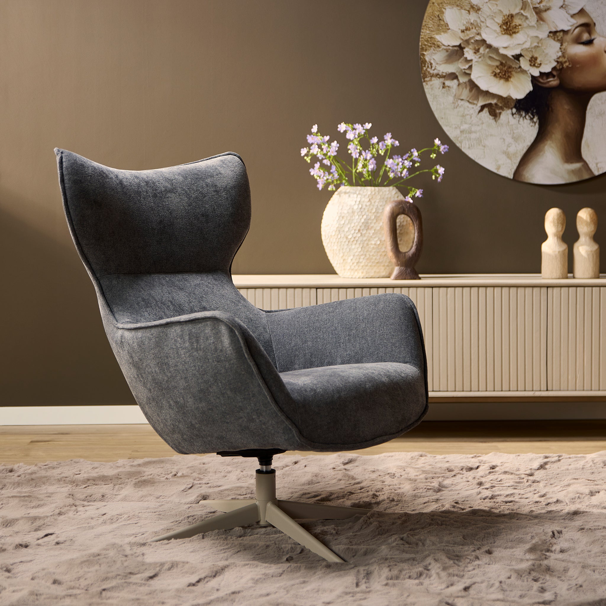 Fauteuil Julia van Starfurn in antraciete stof, vooraanzicht met hoge rug en metalen poot