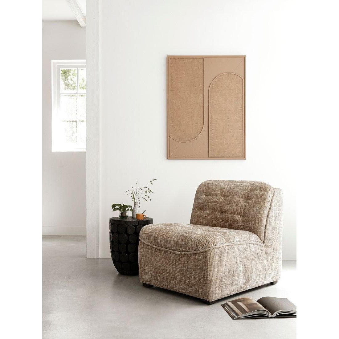Fauteuil Liberty Glamour Zand van MUST Living, sfeerbeeld in een lichte woonkamer