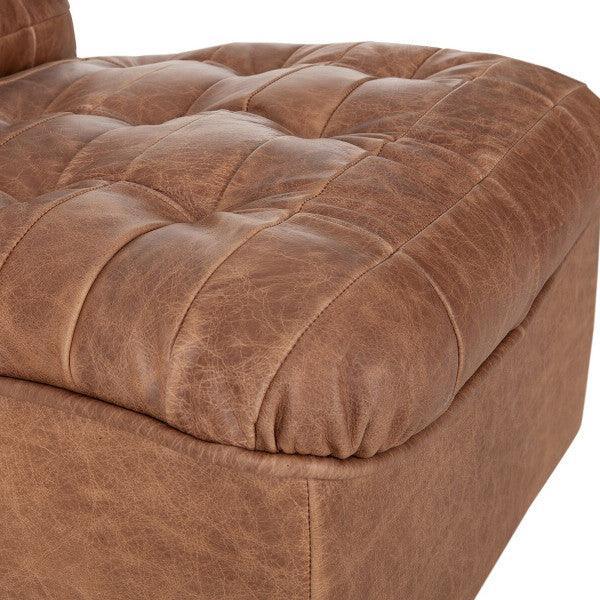 Fauteuil Liberty van MUST Living, vooraanzicht van de cognac leren zitting