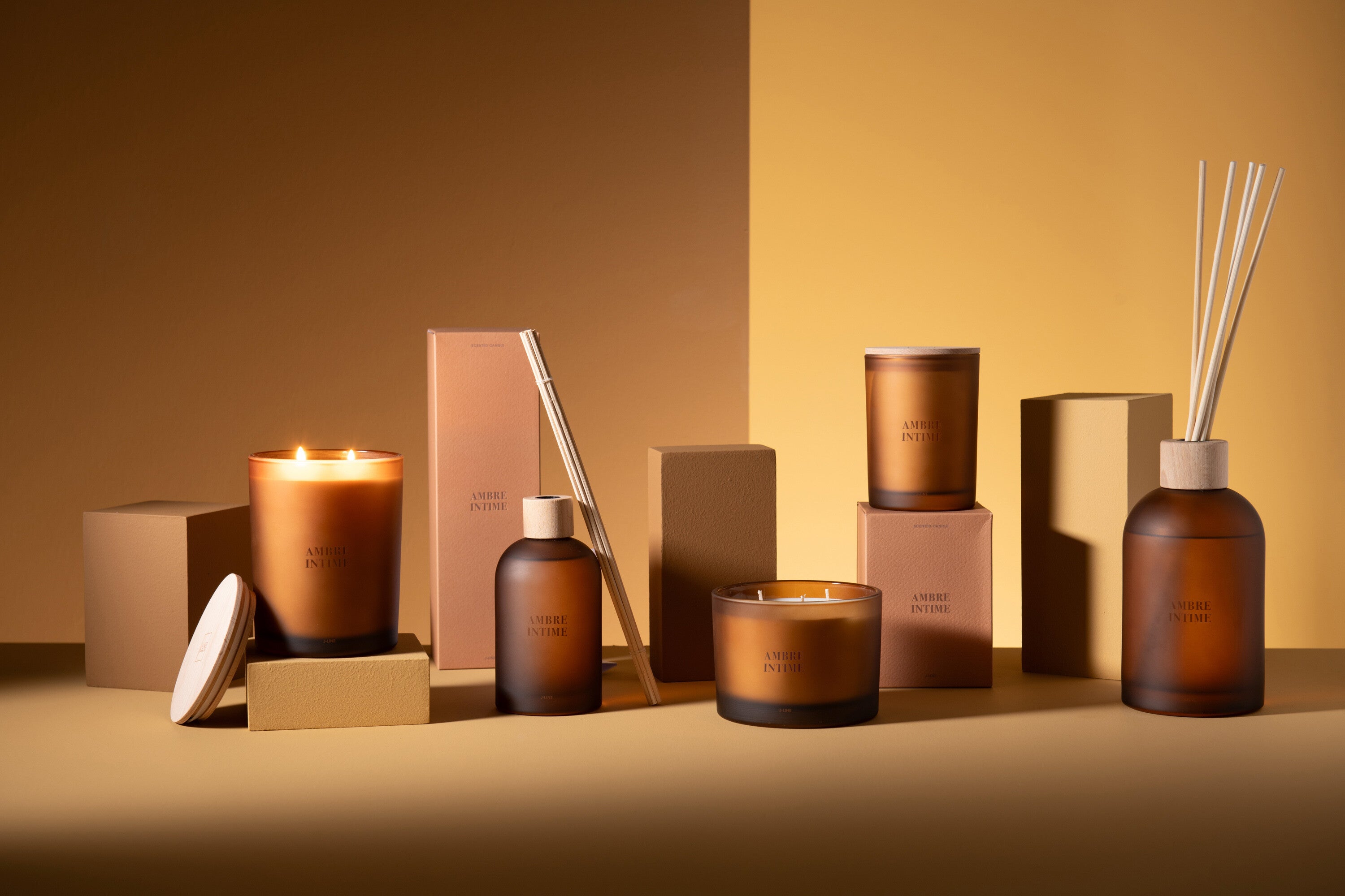 Geurkaars Accords Essentiels Ambre Intime 38 Uur - Geurkaars - J-Line - livinglovely.nl