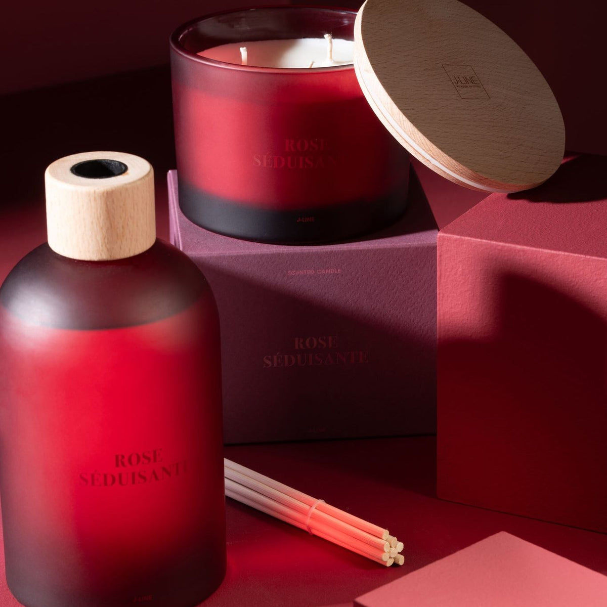 Geurkaars Accords Essentiels Rose Séduisante 28 Uur van J-Line samen met bijpassende geurstokjes uit de Rose Séduisante lijn