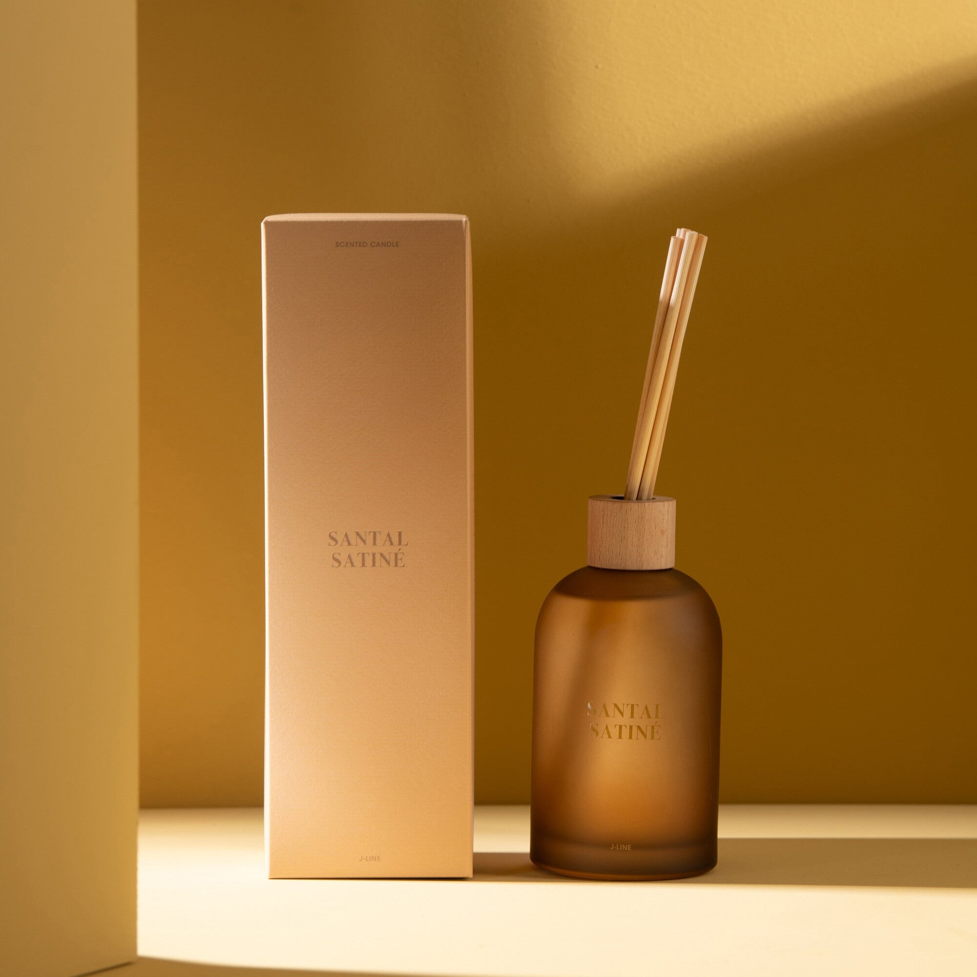 Geurstokjes Accords Essentiels Santal Satiné 250ml - Geurstokjes - J-Line - livinglovely.nl