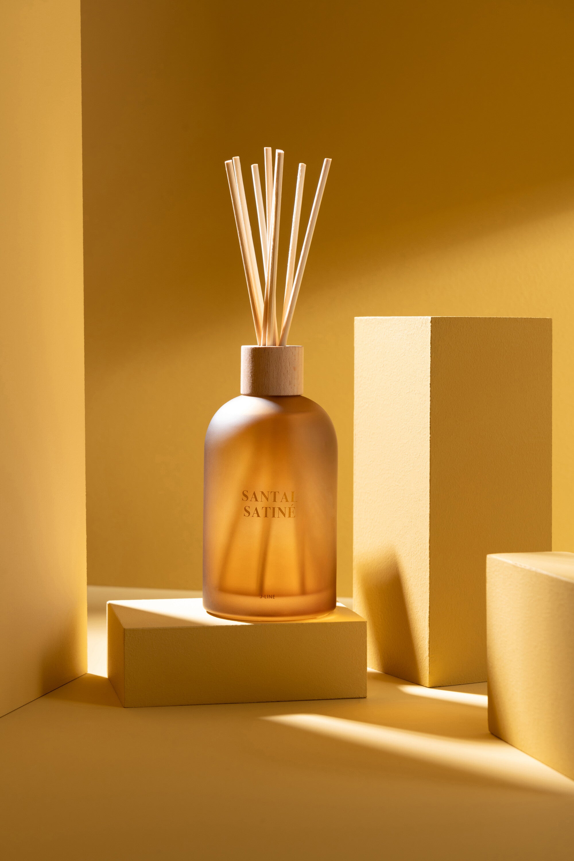 Geurstokjes Accords Essentiels Santal Satiné 250ml - Geurstokjes - J-Line - livinglovely.nl