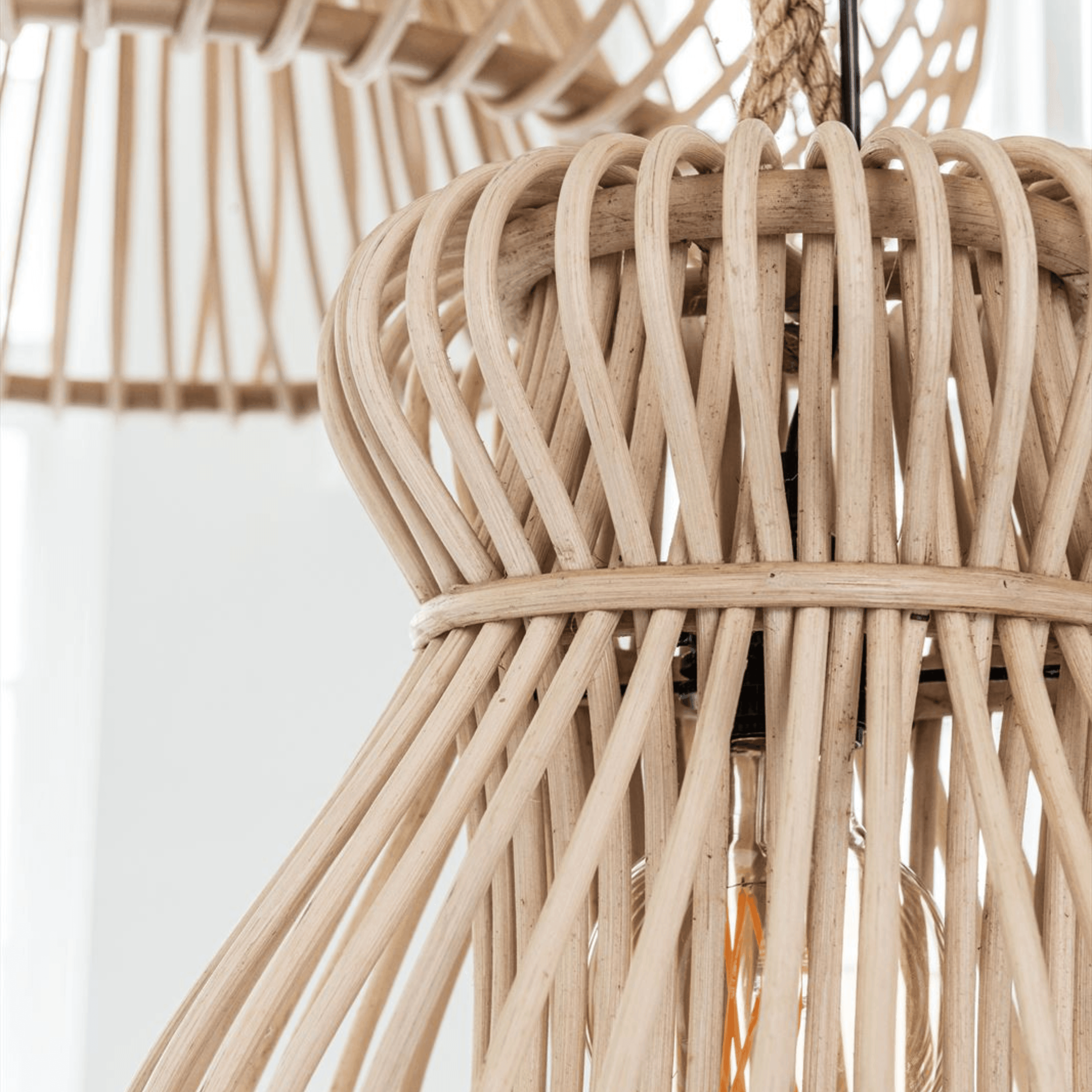 Hanglamp Fungo Large van MUST Living, zijaanzicht van de ronde koepelvorm