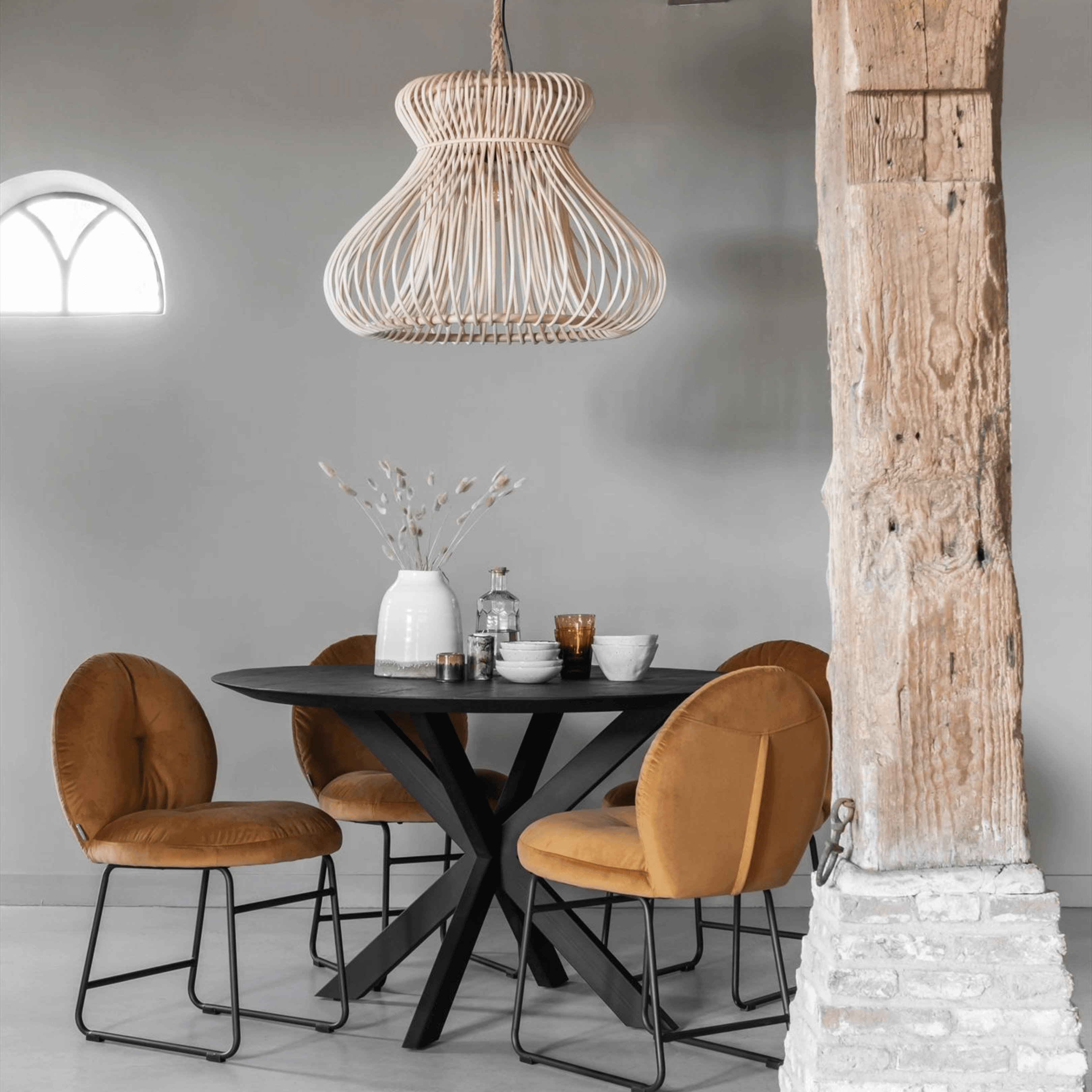 Hanglamp Fungo Large van MUST Living, schuin aanzicht van de naturel rotan koepel