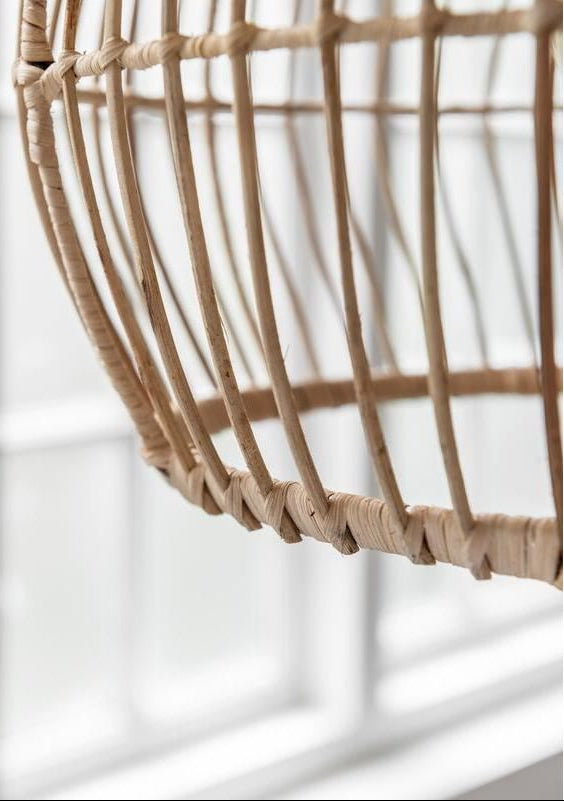 Hanglamp Las Salinas Pitriet Naturel Small van MUST Living, gevlochten lamp hangend boven een gedekte tafel