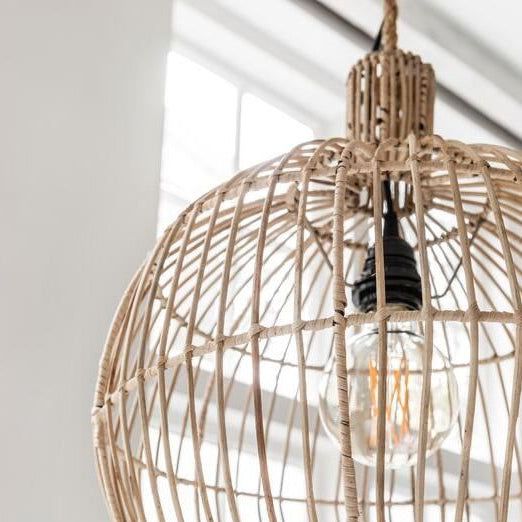 Hanglamp Las Salinas small van pitriet in naturel in een interieur