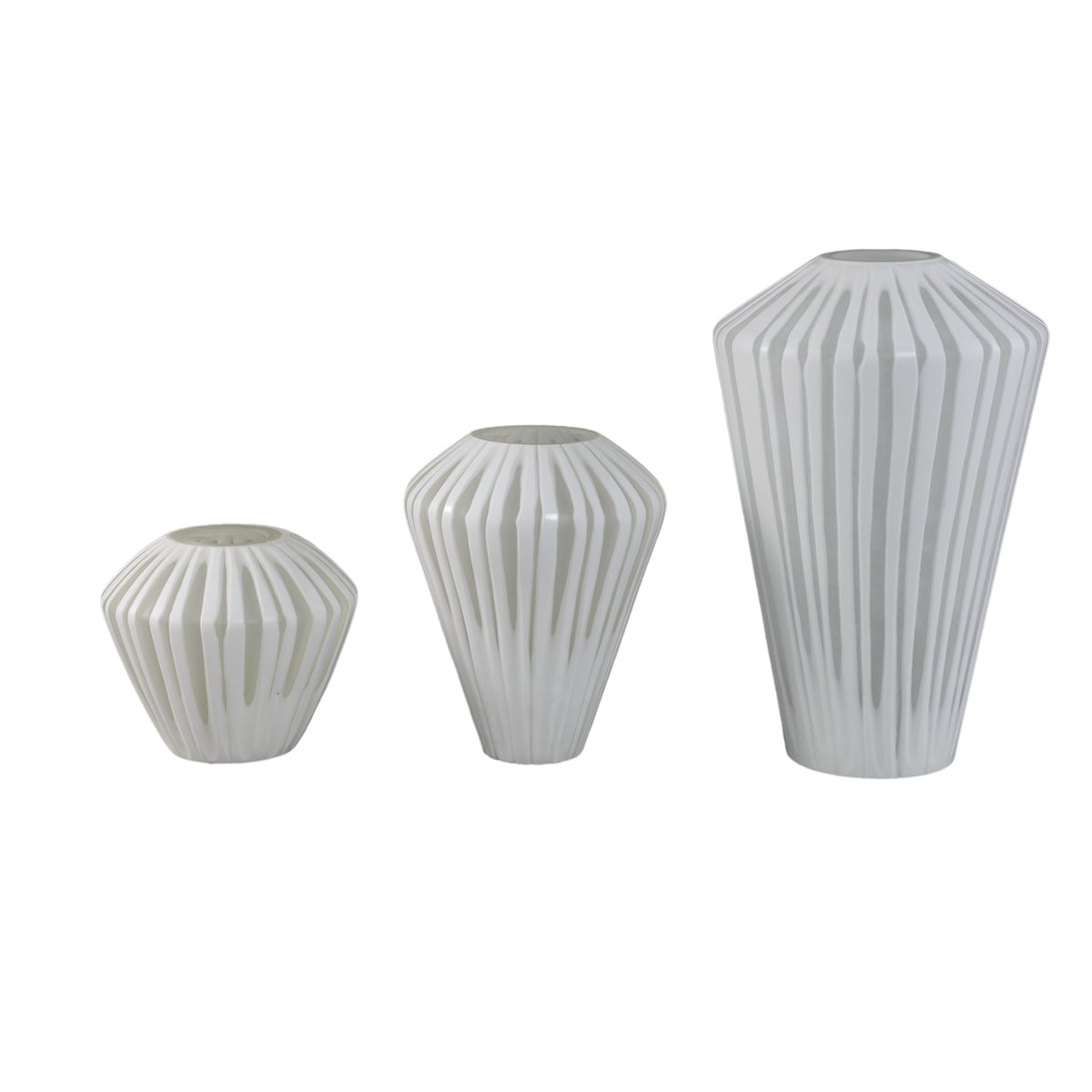 Ireka White Handcut Solid Glass Angular Round S van PTMD, packshot vanuit een andere hoek op witte achtergrond