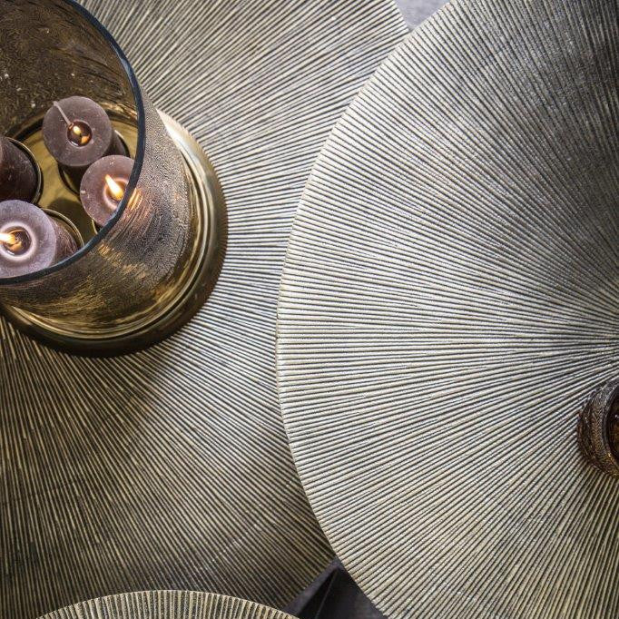 Close up van het goud aluminium blad van de Kae salontafel van PTMD met fijne cirkelvormige tekening