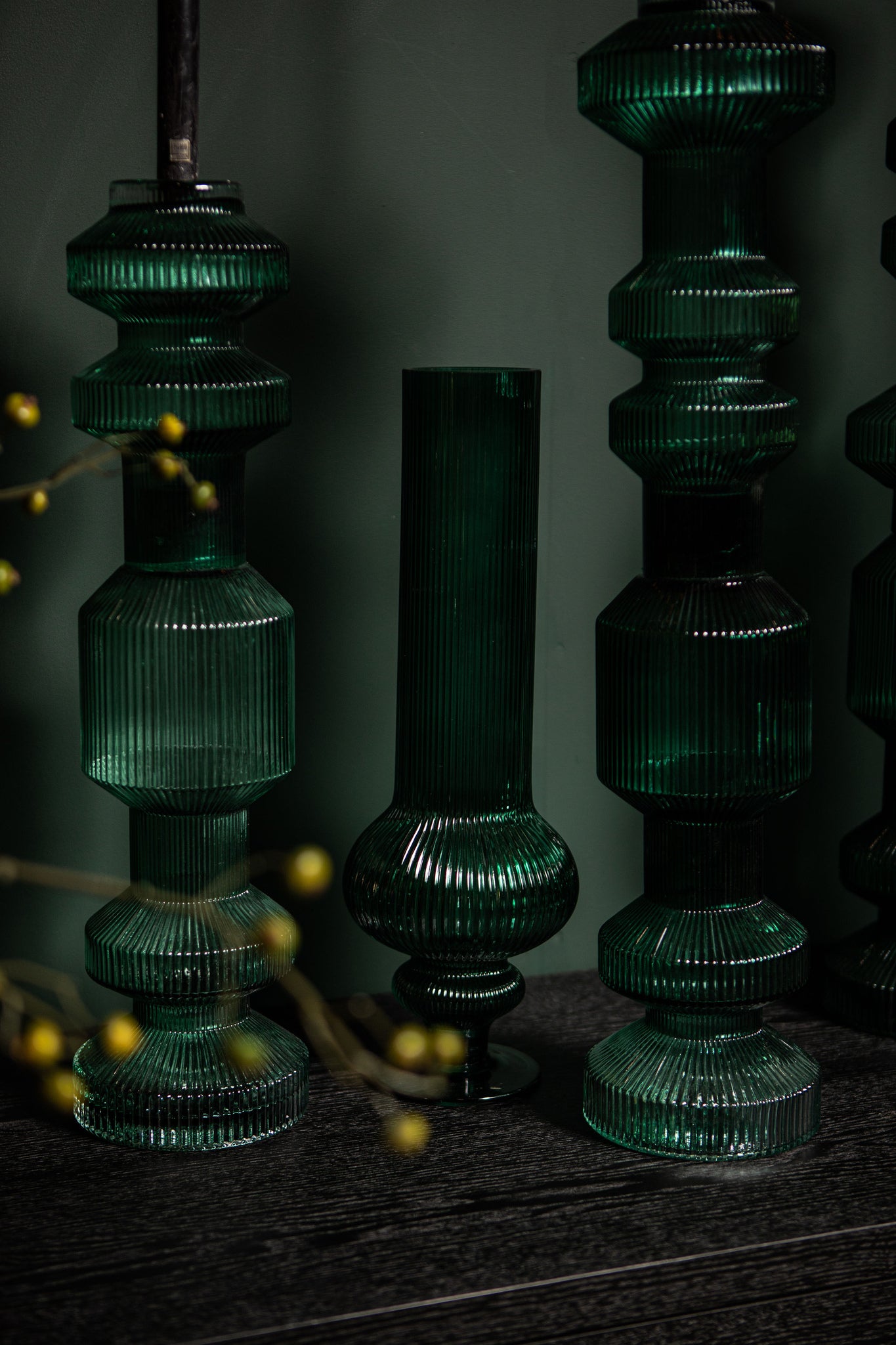Keala Dark Green Round Ribbed Glass Vase On Base L Dia 15,5xh50cm PTMD - Vaas - PTMD - livinglovely.nl