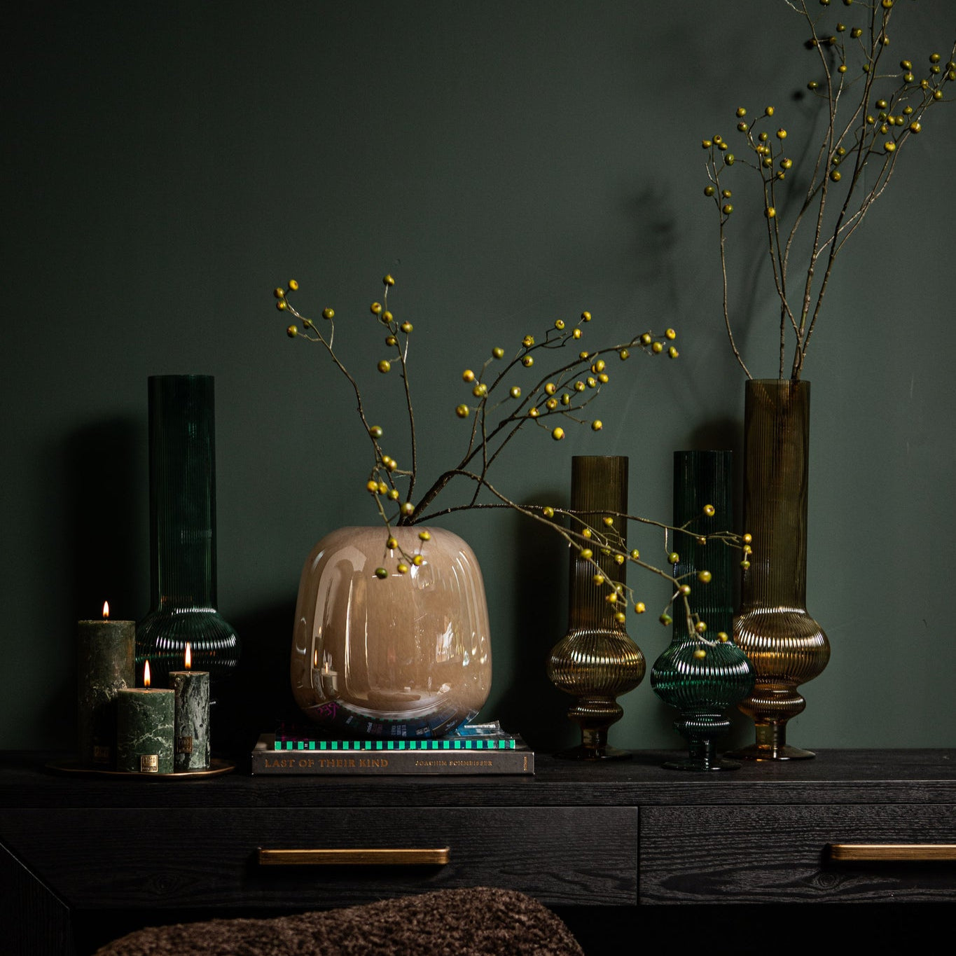 Keala Dark Green Round Ribbed Glass Vase On Base L Dia 15,5xh50cm PTMD - Vaas - PTMD - livinglovely.nl