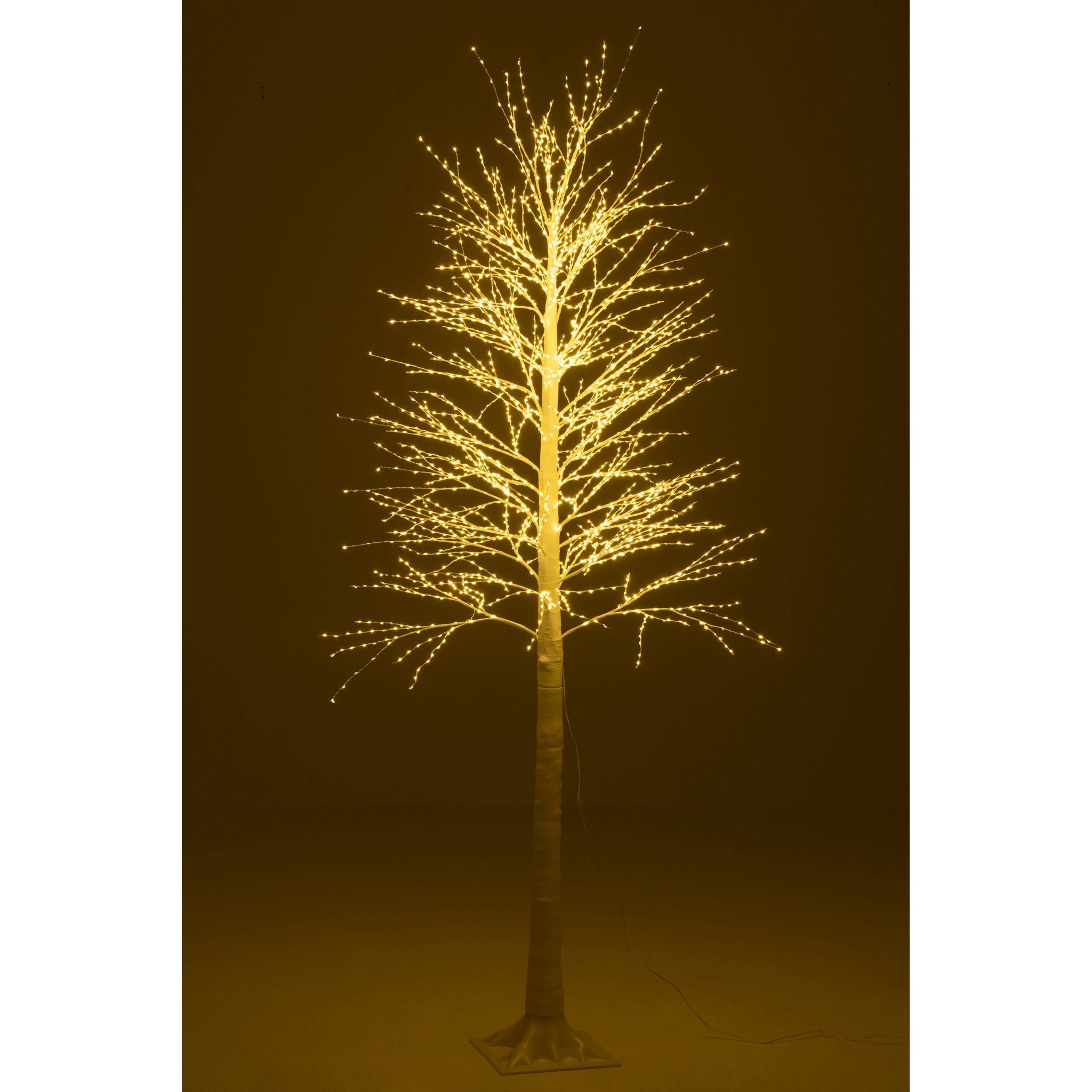Kerstboom 3000 Led Plastiek Wit Large H210cm van J-Line, witte kerstboom van plastiek, in een feestelijk gestylede setting
