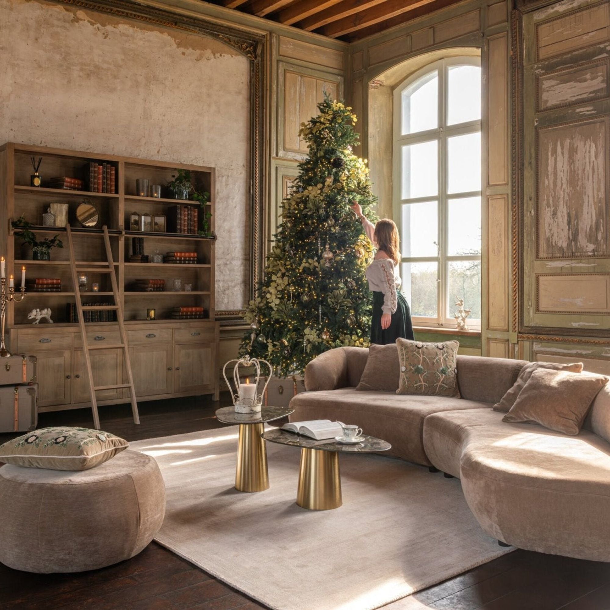 Kerstboom 4000 Led Kunstmatig Donkergroen Extra Large H325cm van J-Line, geplaatst in een sfeervol interieur