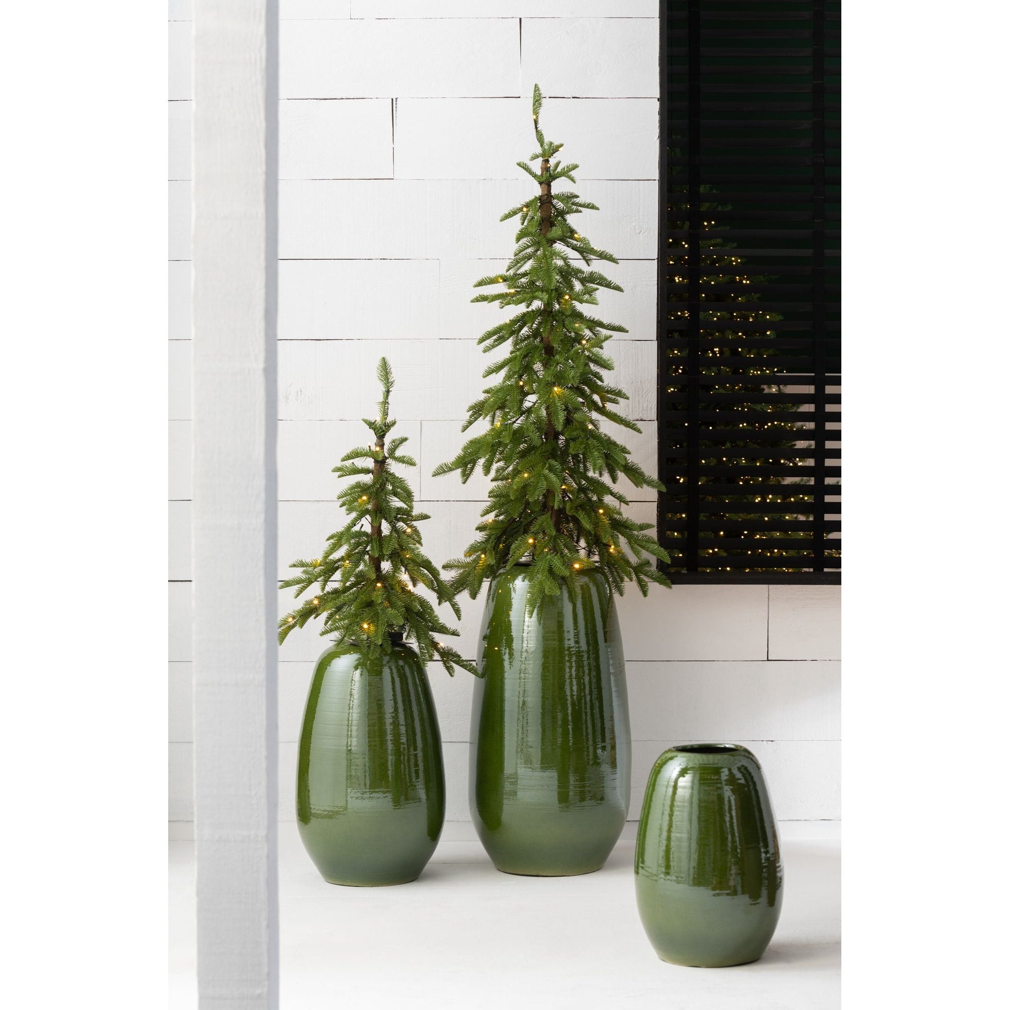 Kerstboom+Led Kunststof Groen Large H170cm van J-Line, groene kerstboom van kunststof, vanuit een andere hoek gefotografeerd