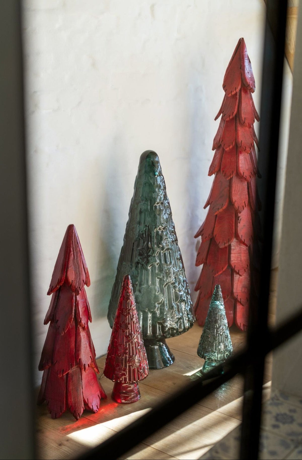 Kerstboom Stukken Large van J-Line, ander aanzicht van de rode boom uit losse houten stukken