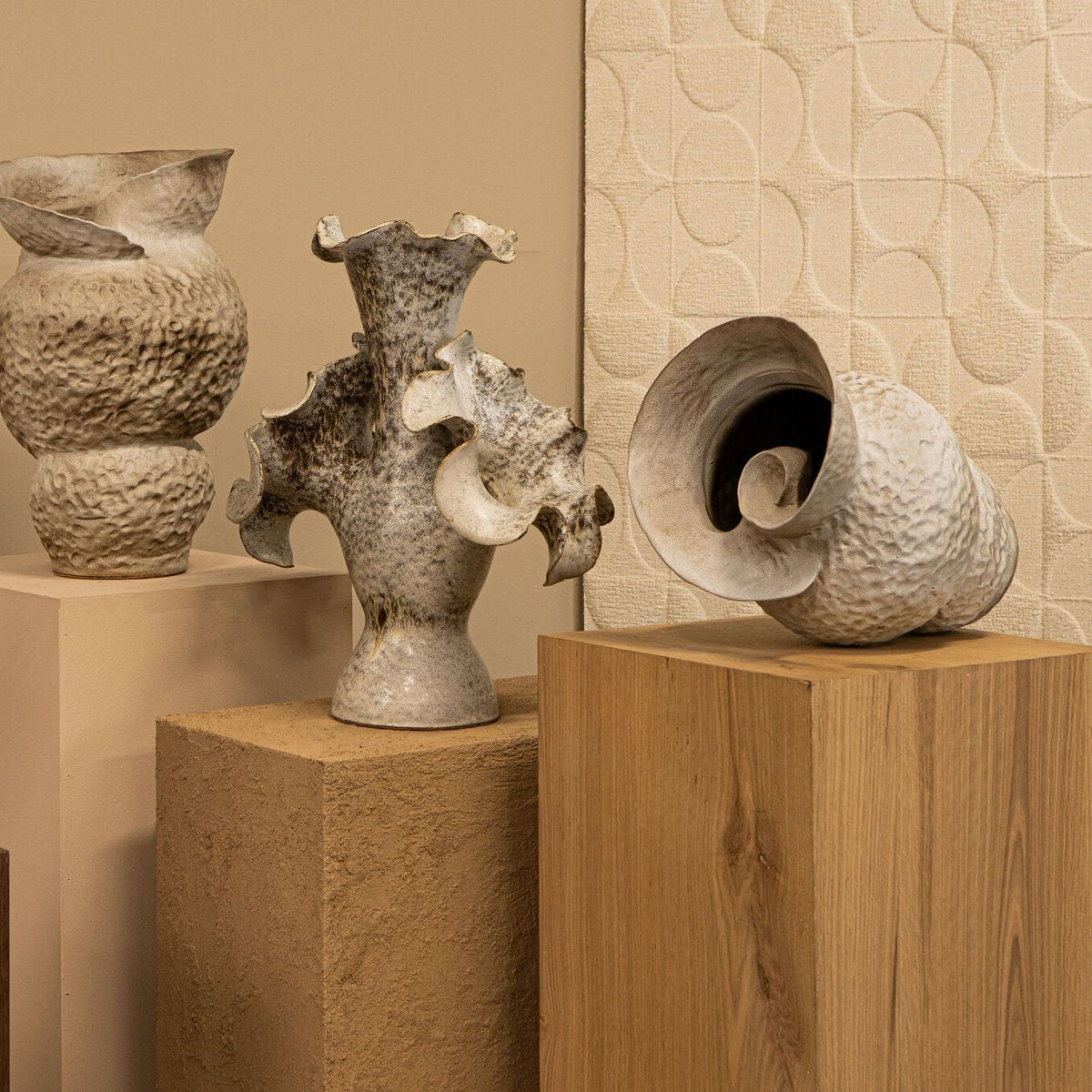 Kery vaas large van PTMD gestyled op een tafel, crèmekleurige sculpturale vaas