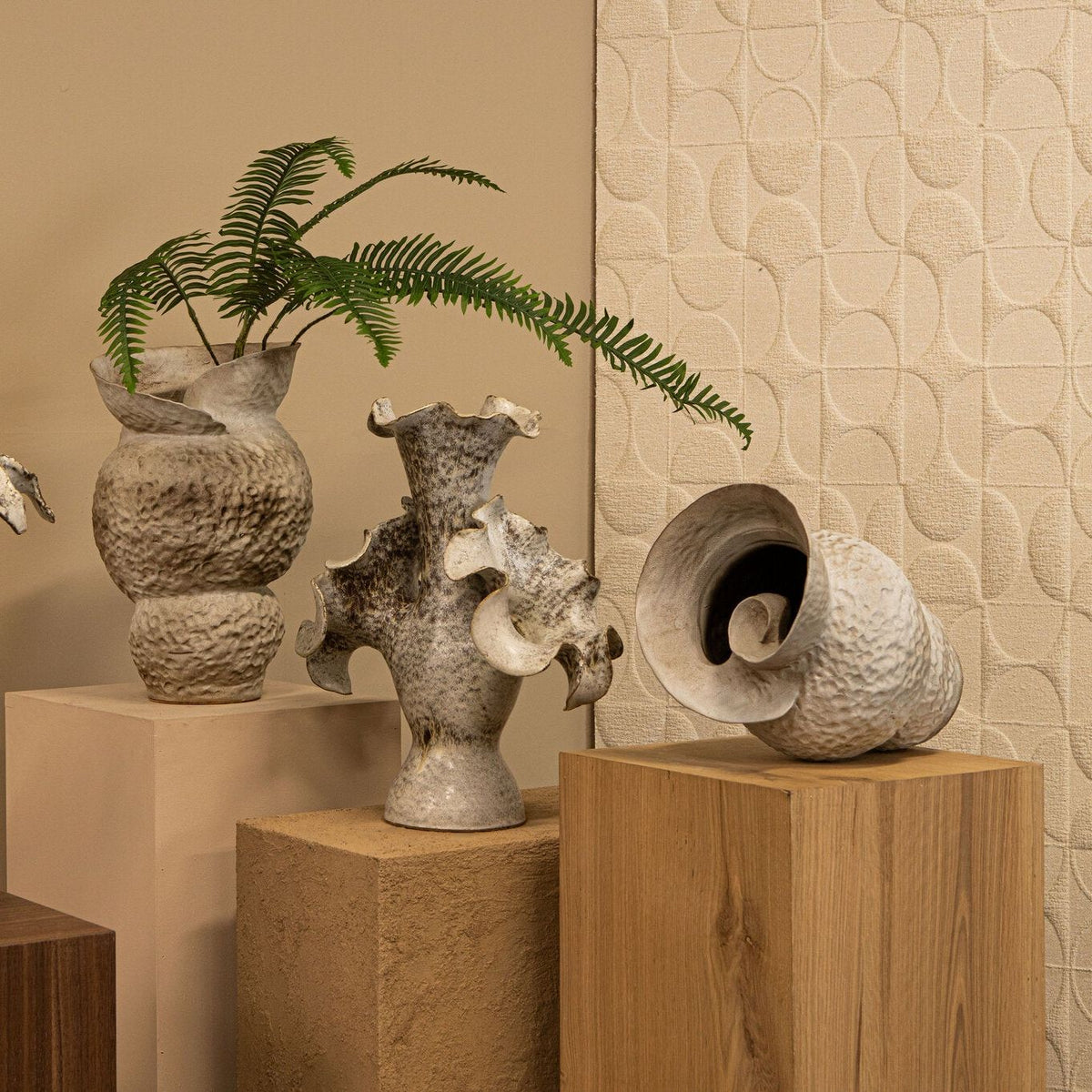 Kery vaas large van PTMD in huis gestyled, crèmekleurige vaas met swirl detail