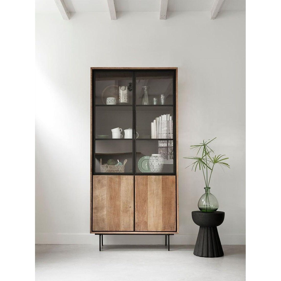 Kruk Trophy van MUST Living gebruikt als bijzettafel naast een fauteuil