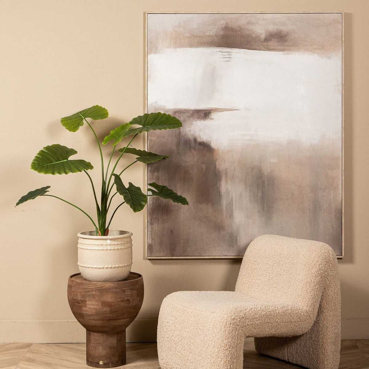 Kunstalocasia van PTMD in pot gestyled naast een fauteuil