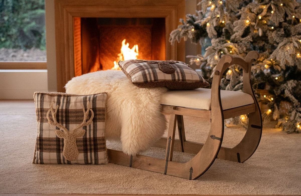 Kussen Ruit + Rendier van J-Line, donkerbruin kussen gestyled in een winters interieur