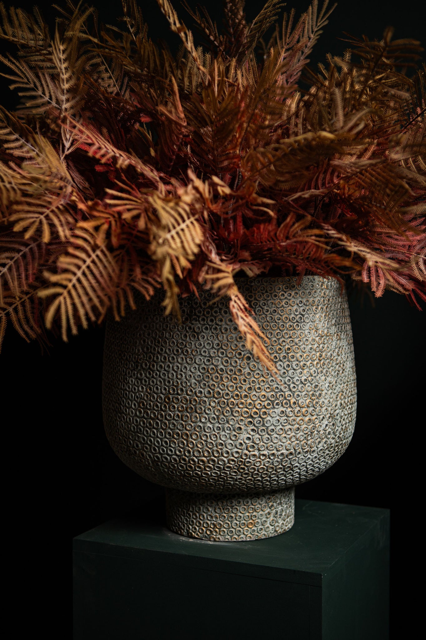 Laim Grey Cement Round Pot Dots Pattern Base XXL Dia40xH40cm PTMD - Pot - PTMD - livinglovely.nl