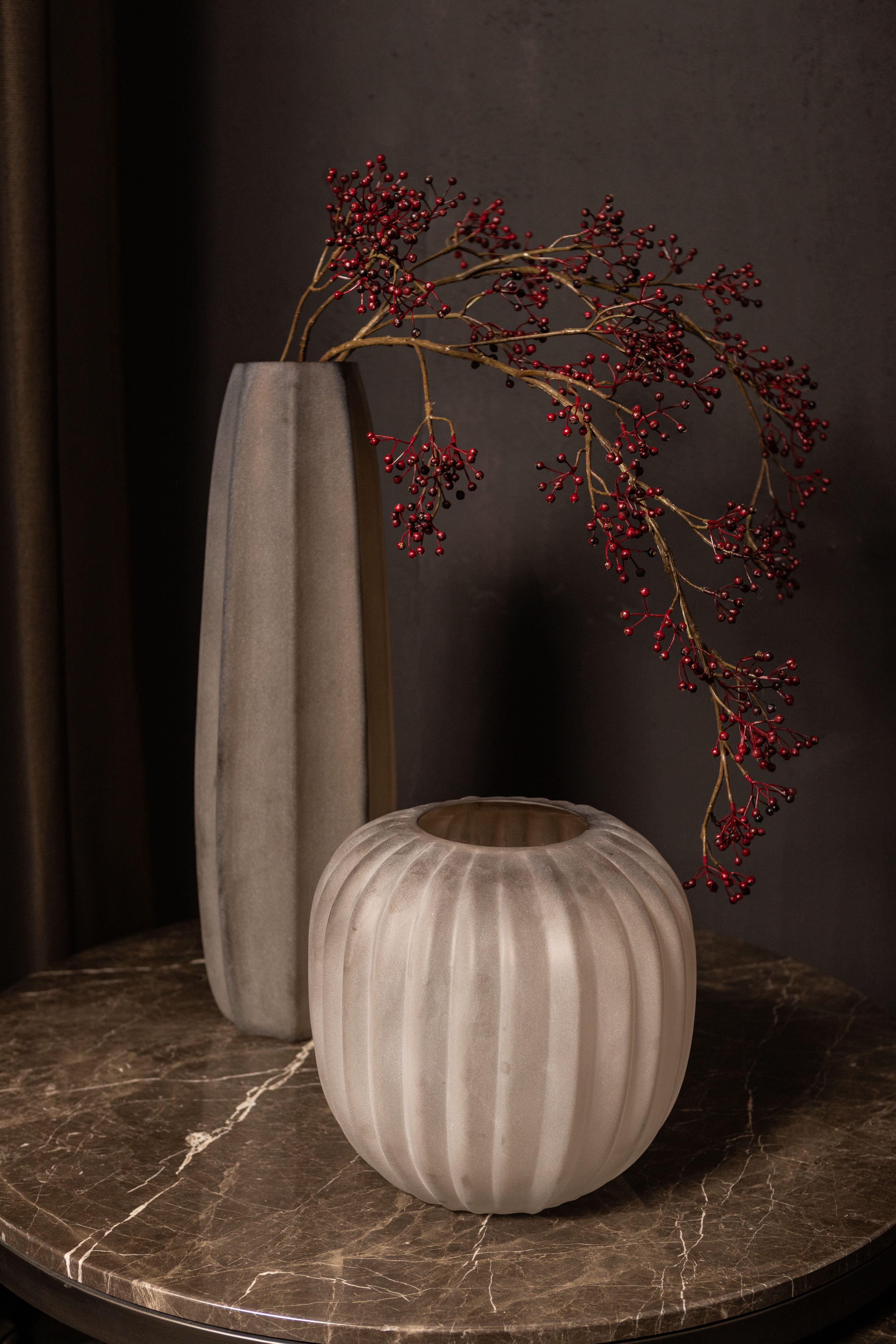 Levente Sand Carved Glass Round Vase Ribbed Low dia26cmx30cm PTMD - Vaas - PTMD - livinglovely.nl