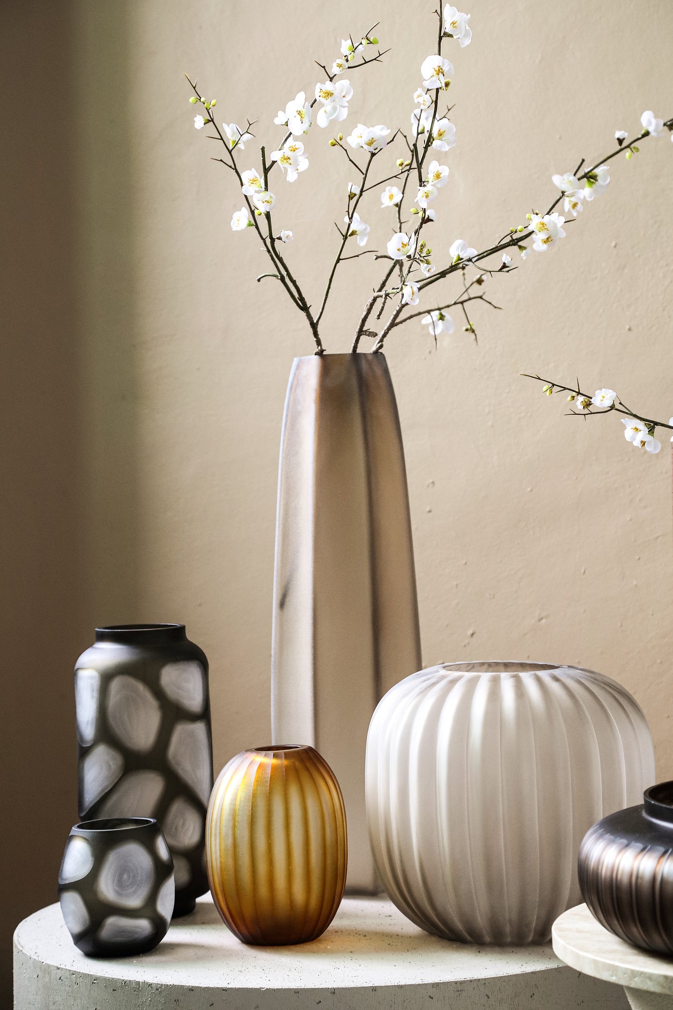 Levente Sand Carved Glass Round Vase Ribbed Low dia26cmx30cm PTMD - Vaas - PTMD - livinglovely.nl