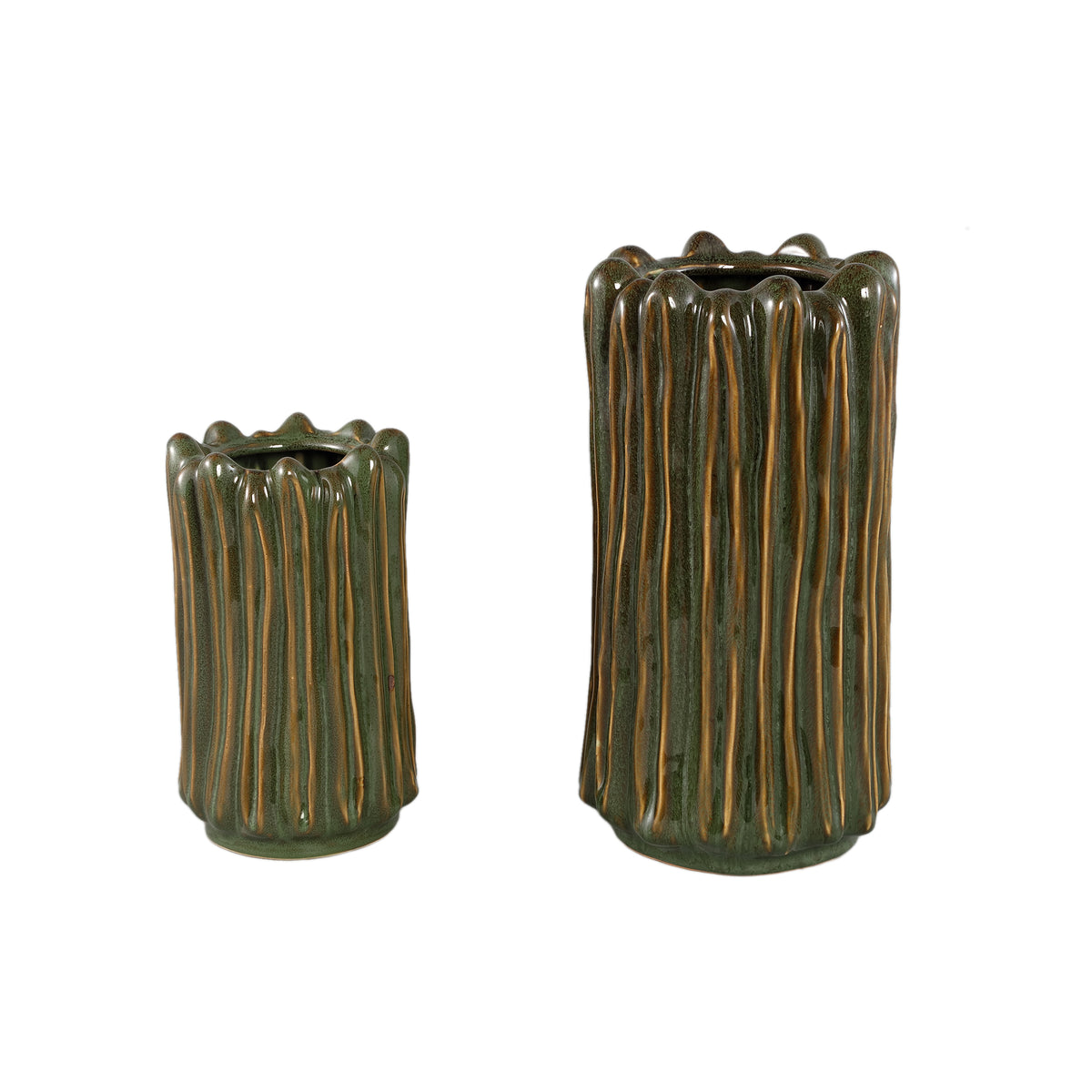 Luci Dark Green Ceramic Vase Ribbed Round L van PTMD, packshot vanuit een andere hoek op witte achtergrond