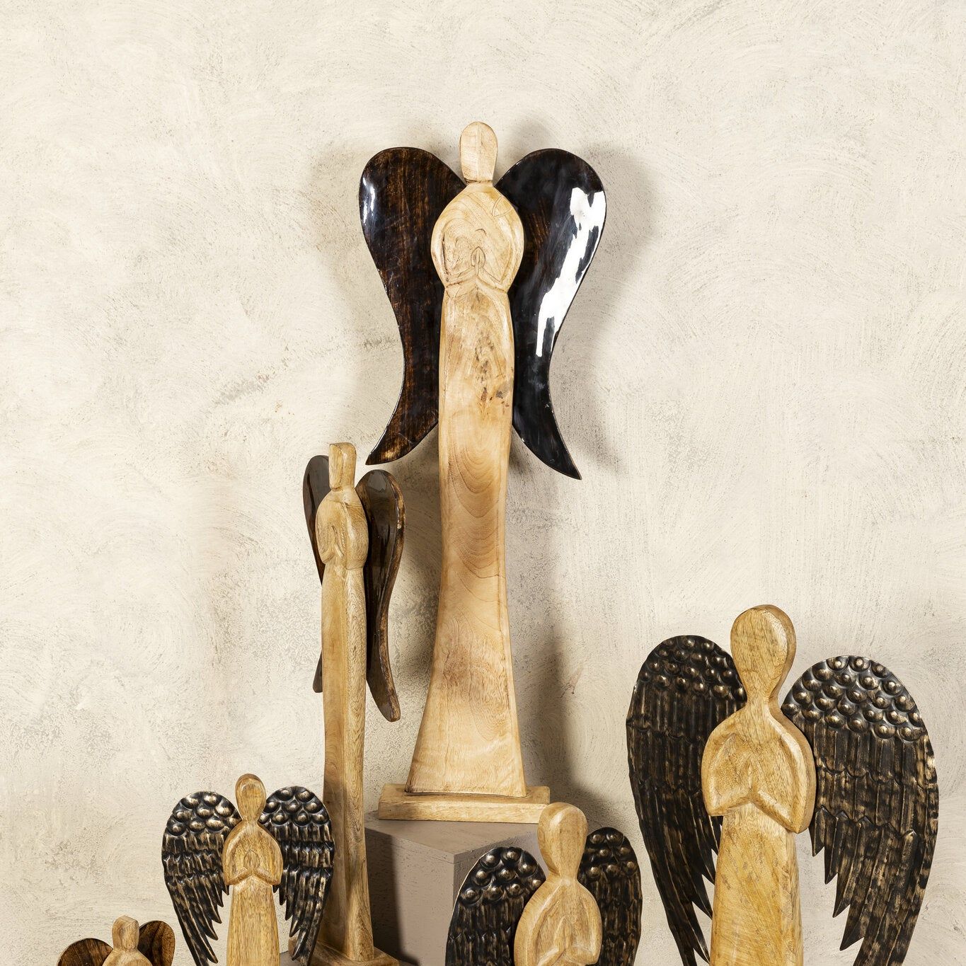 Maebha Natural Wooden Angel Statue On Base L van PTMD in een sfeervolle interieursetting