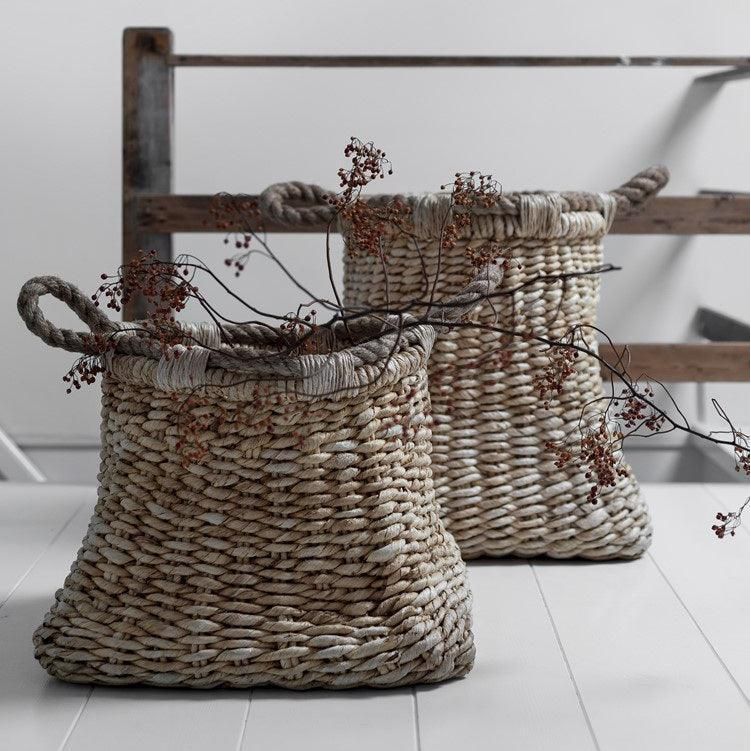 Mand Palette Large van MUST Living, gestyled in de woonkamer met een grote kamerplant