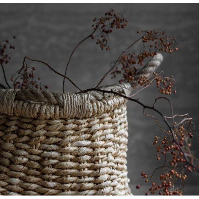 Mand Palette Large van MUST Living, close up van de vlechtstructuur in naturel tinten