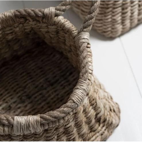 Mand Palette Large van MUST Living, detail van de bodem en de onderrand van de mand