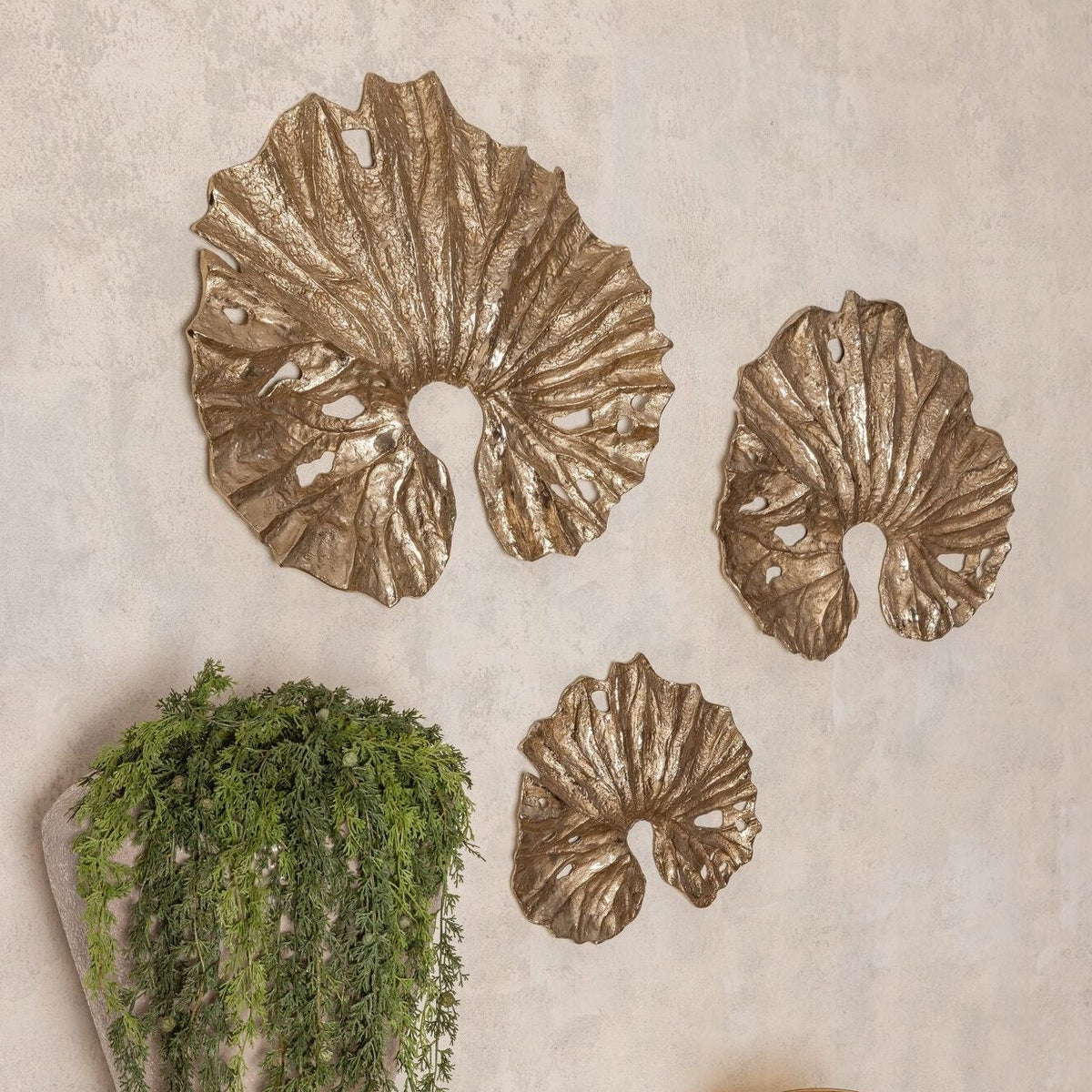 Merial Wandpaneel Lotusblad Large van PTMD, wandpaneel in champagne gegoten aluminium gestyled in een woonsfeer