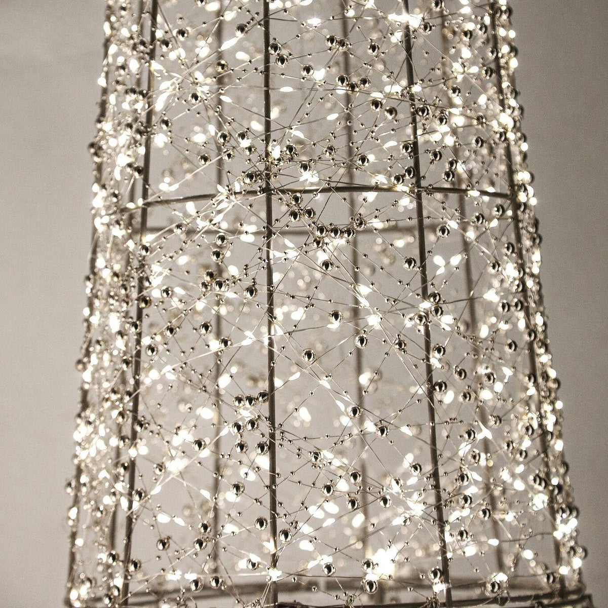 Misk Kegelkerstboom LED Small van PTMD, close up van de verlichte kegelkerstboom met kraaltjes