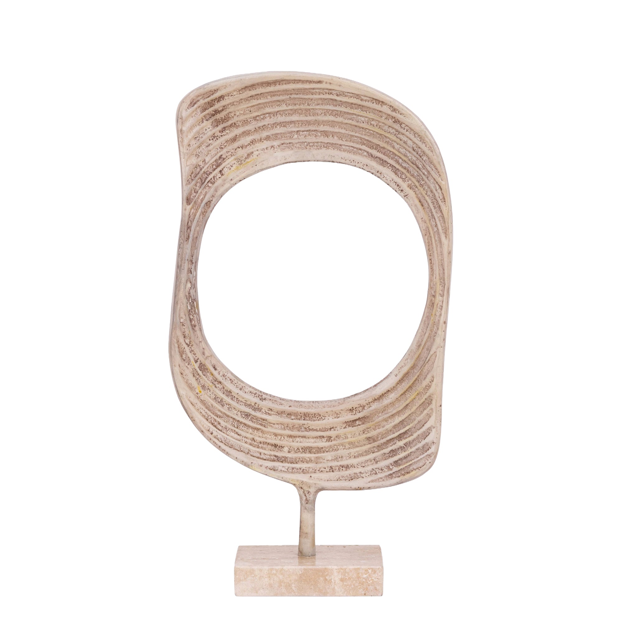 Monah Beige Casted Alu Statue L van PTMD, open geribbelde ringvorm in beige aluminium op rechthoekige travertijnen voet