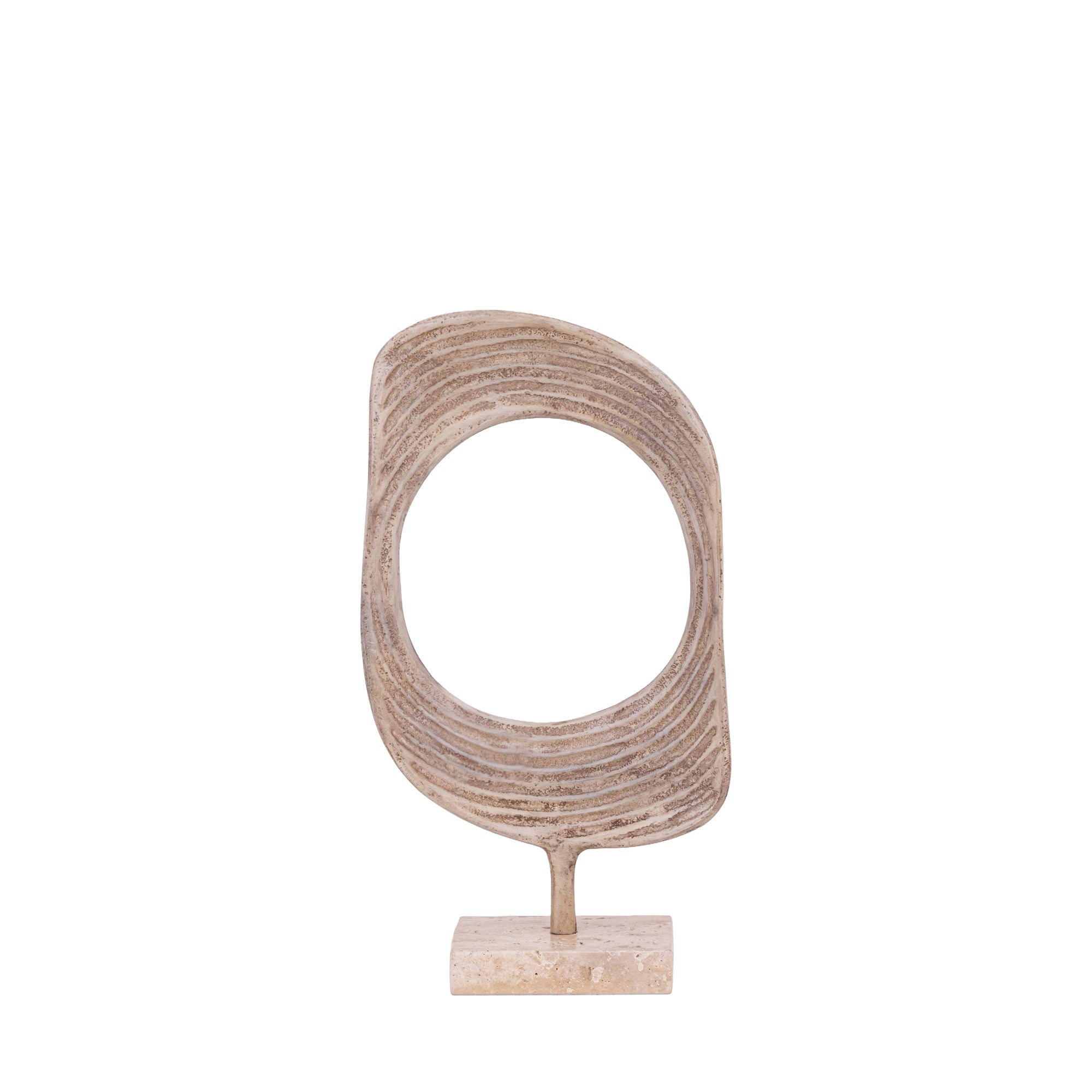 Monah Beige Casted Alu Statue S van PTMD, compacte open ringvorm in beige aluminium op travertijnen voet