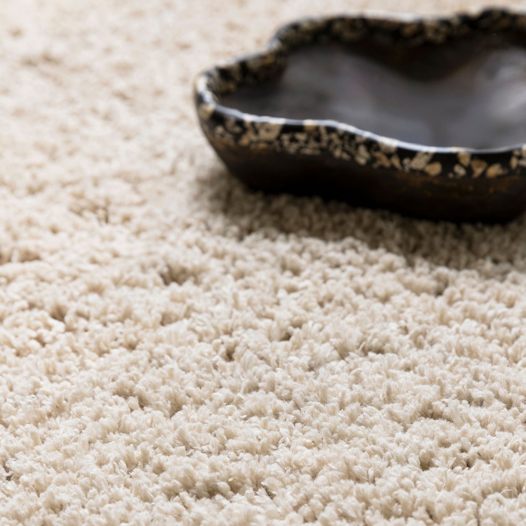 Celeste hoogpolig vloerkleed van MUST Living in beige, detailopname van de zachte lange pool