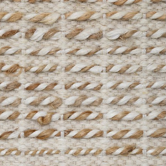 Hero vloerkleed van MUST Living, close-up van de gevlochten banen jute en wol in ivoor en naturel